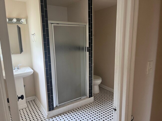 Guest bathroom - 1103 W Washington St