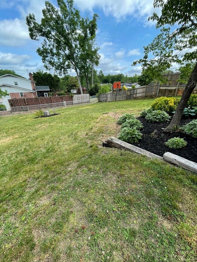 Building Photo - 5 Ramblewood Ln