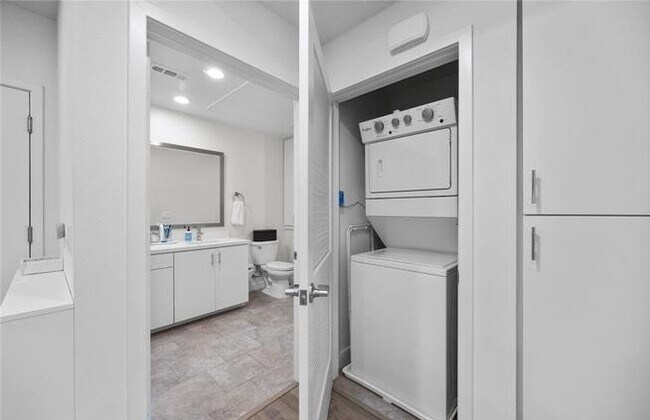 Building Photo - 2424 Nolita