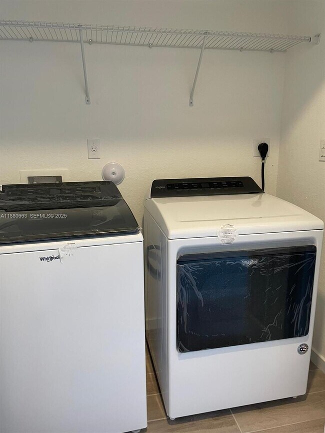 Building Photo - 2423 SE 11th St