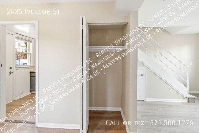 Building Photo - Move-in ready 2-level, 2Bd/1Bth end-of-row...