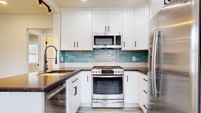 Building Photo - Beautiful 2 Bedroom 1.5 Bathroom Home! Sho...