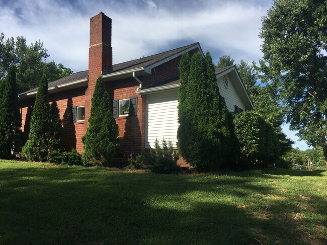 Building Photo - 805 Oliver Rd