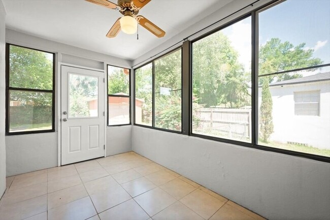 Building Photo - 4622 Redwood Ave