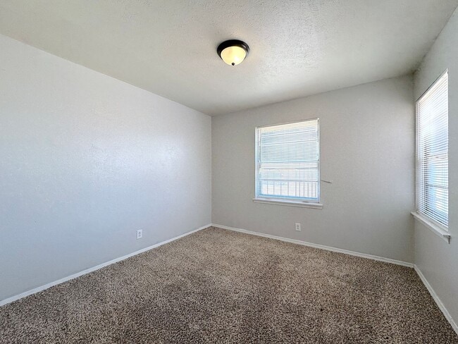 Building Photo - Northeast El Paso 3 Bed Refrig A/C!