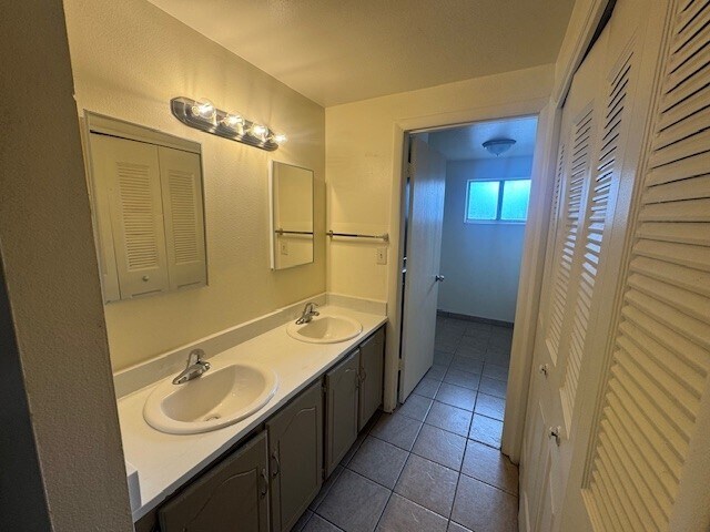 Building Photo - 1123 S Graff Cir