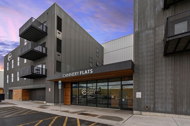 Building Photo - 221 E Oak St