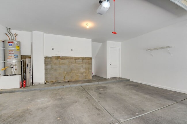 Building Photo - Gorgeous 3 bedroom 2.5 bathroom Townhome conveniently located in the heart of Henderson.