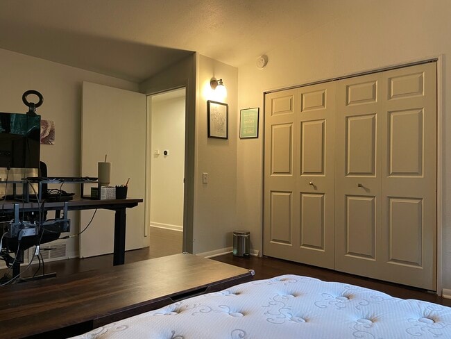 Building Photo - 1721 N High Point Rd