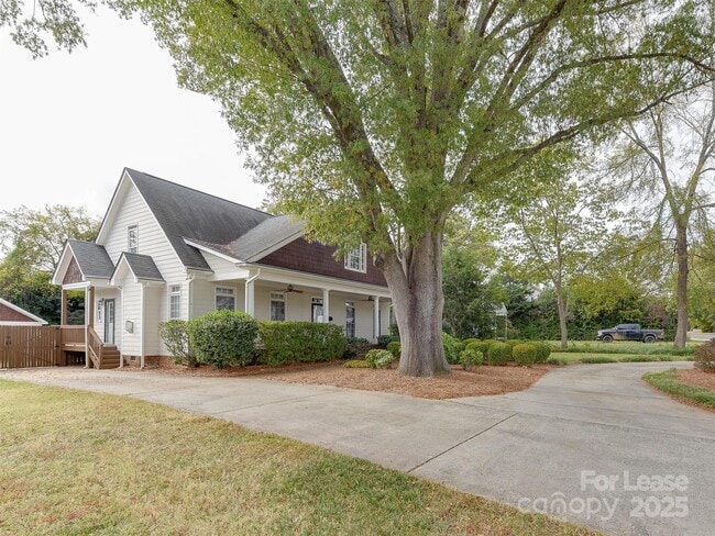 Building Photo - 620 Marsh Rd