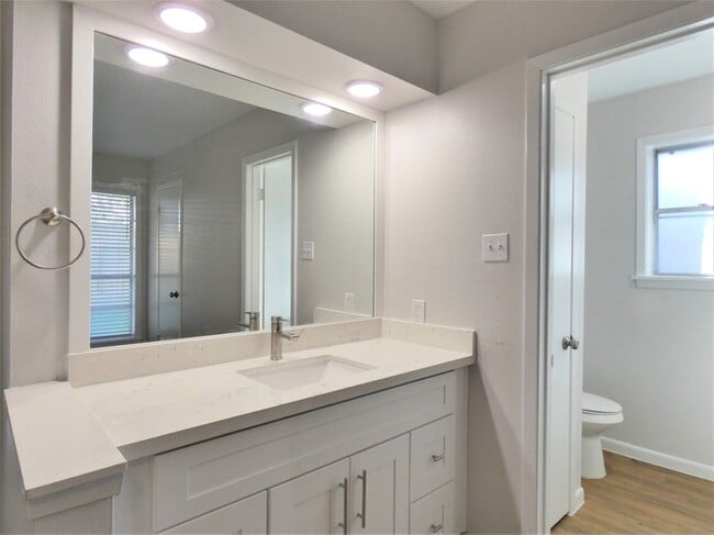 Building Photo - 606 Golfview Dr