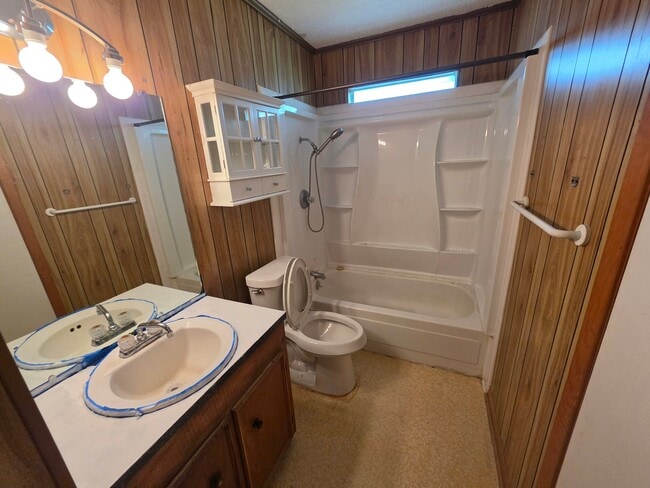 Building Photo - 384 Lakeview Dr