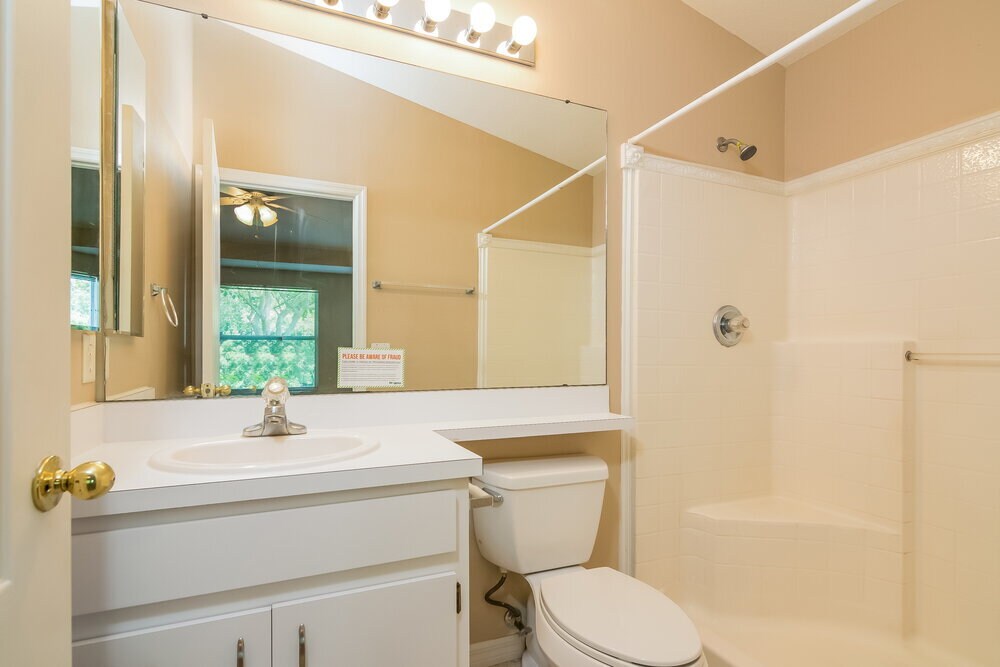 Building Photo - 1120 Lake Shore Ranch Dr