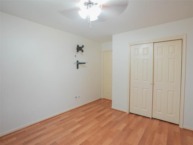 Building Photo - 16322 Red Oak Dr