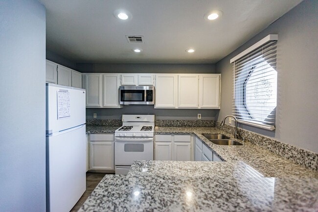 Building Photo - Downstairs Condo with Lots of Upgrades
