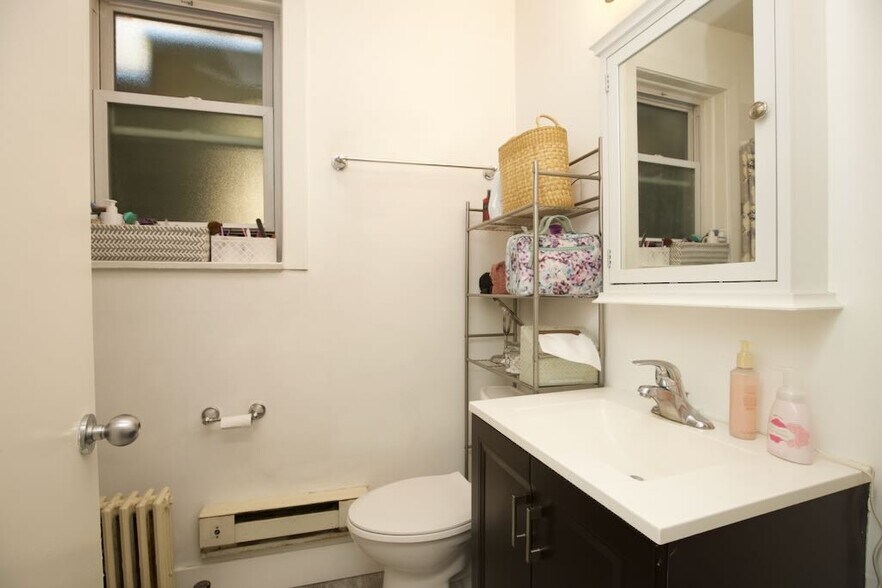 Building Photo - 724 W Roscoe St