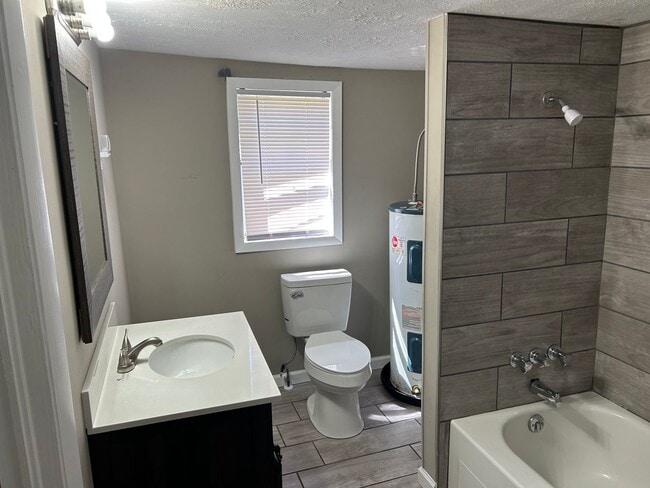 Building Photo - 1415 Hatcher Ave SE