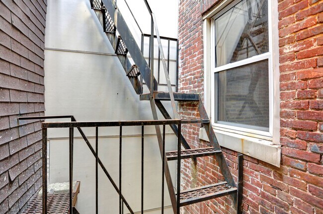 Building Photo - 1103 Light St