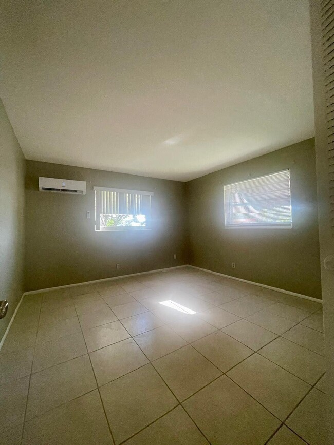 Building Photo - 1480 E Sample Rd