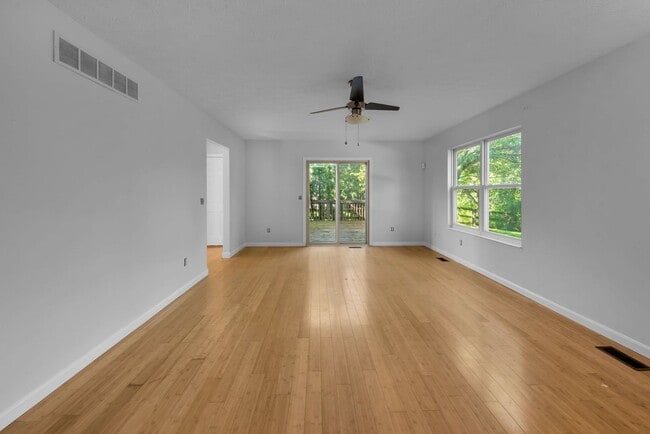 Building Photo - Lebanon- Beautiful 3 bed 2.5 bath home