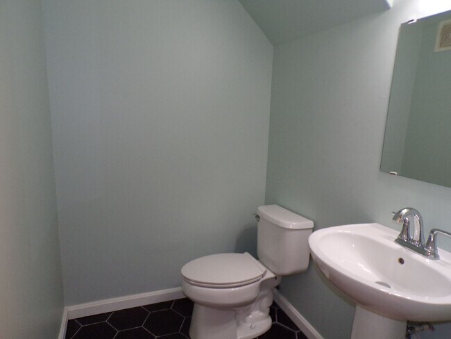 Building Photo - Two Bedroom, Two Level Condo Near Van Dorn...