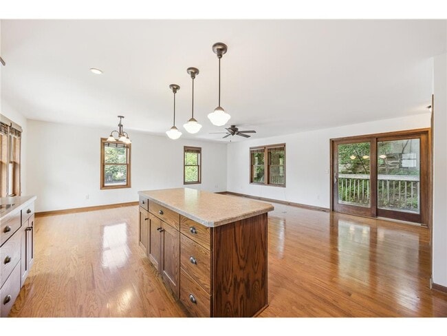 Building Photo - 551 Grand Hill