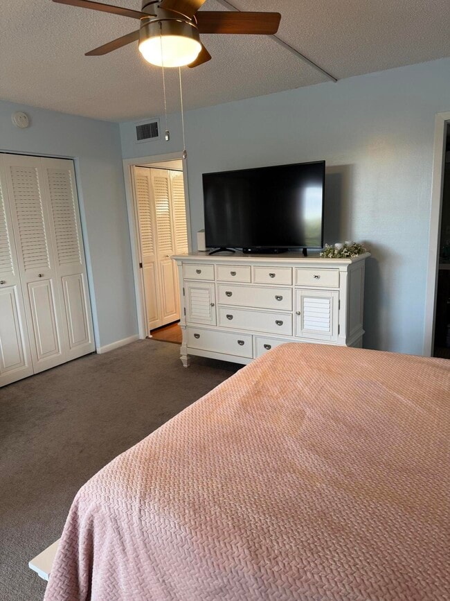 Building Photo - 3062 Ainslie Dr