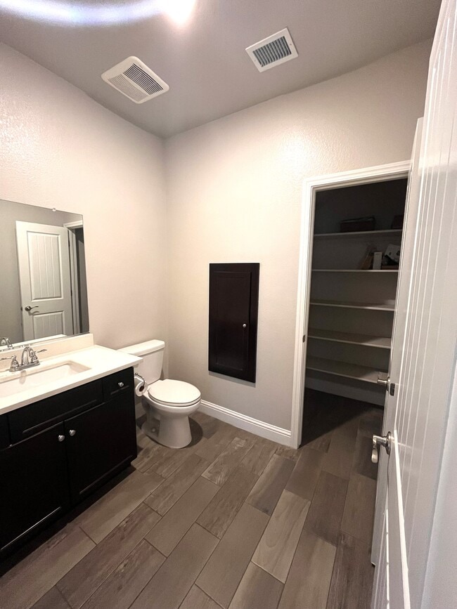 Building Photo - 6212 E Sydney Dr