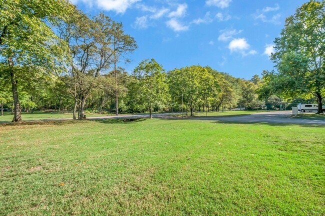 Building Photo - Awesome updated 2BR/1.5BA townhome in Bell...