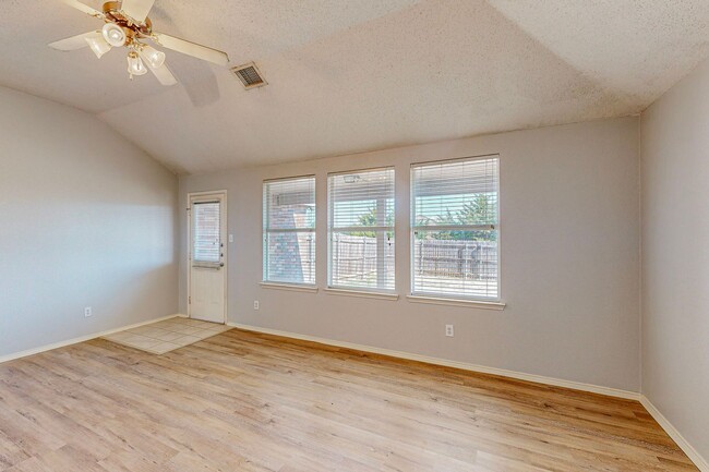 Building Photo - Charming Three-Bedroom Home in the Heart o...