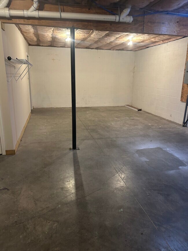 Building Photo - 2121 S Greenwood Dr