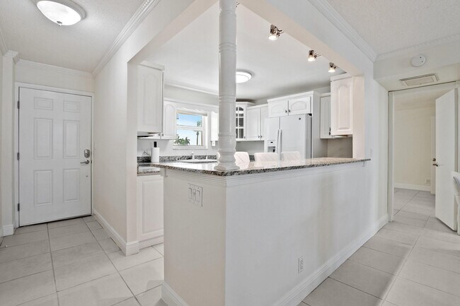 Building Photo - 1051 Hillsboro Mile