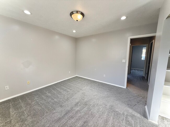 Building Photo - 3 Bedroom Townhome Available March 1