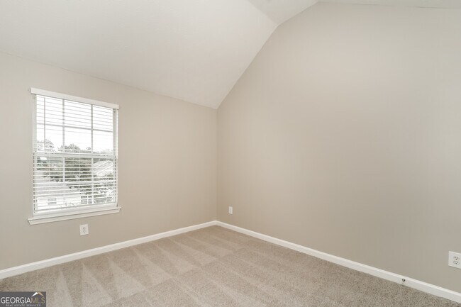Building Photo - 2560 S Hills