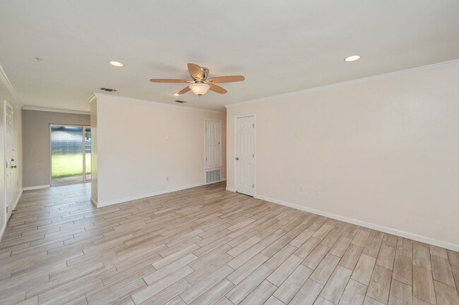 Building Photo - Charming Navarre Home on Nearly Half an Acre