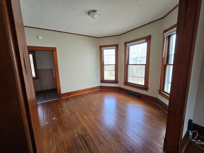 Building Photo - 3 Bedroom House