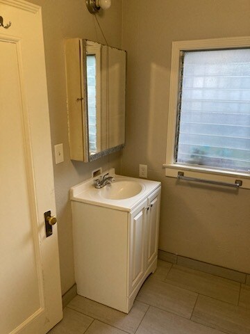 Building Photo - 2617 N Maroa Ave