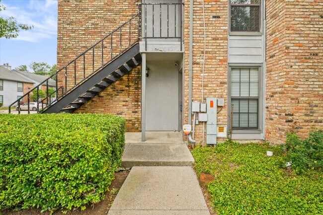 Building Photo - 15151 Berry Trl