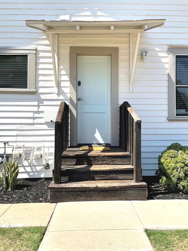 3034 Beech St - Private Entrance - 1505 Fern Street