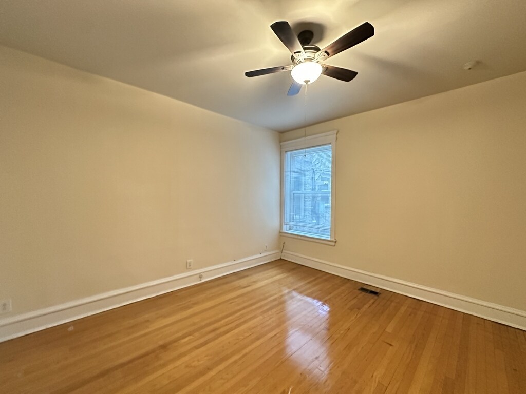 Building Photo - 4118 N Clarendon Ave