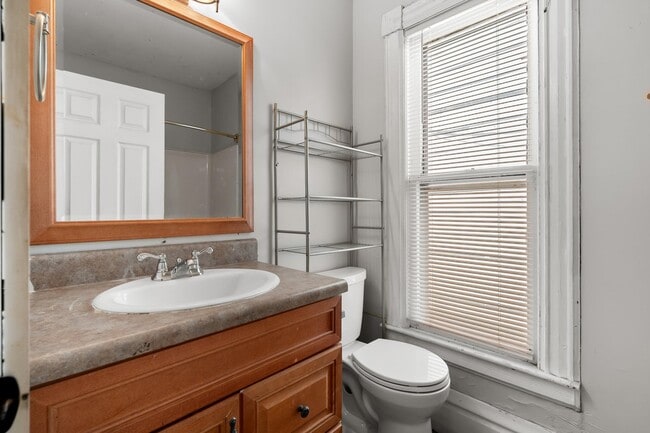 Building Photo - 825 Oakland Dr