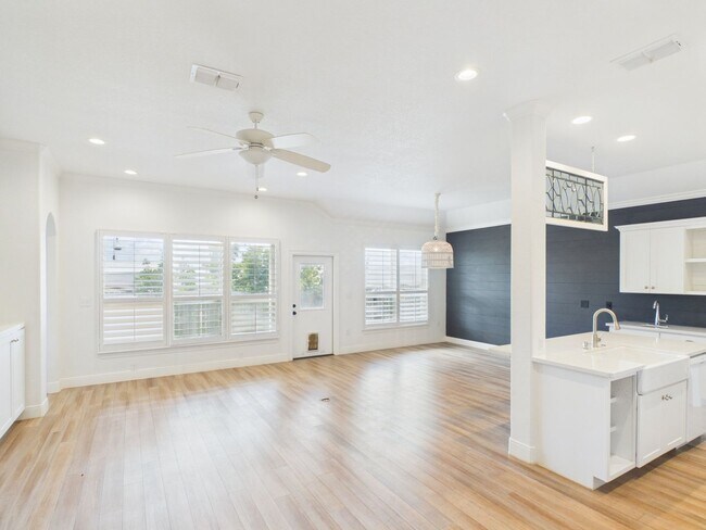 Building Photo - Modern Comfort: 3 Bed, 2 Bath with Garage & Large Pantry
