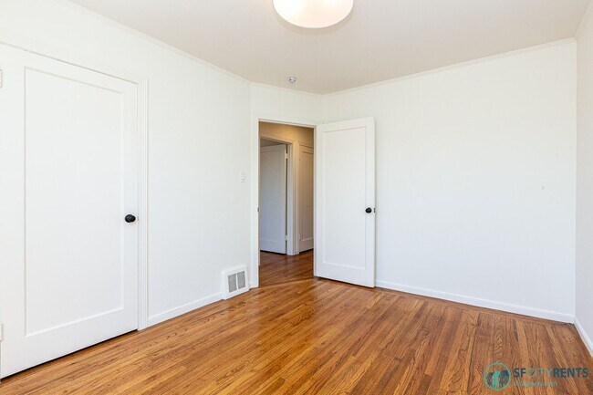 Building Photo - Outer Sunset: Top Floor w/ Shared Yard & Laundry on N Judah Line
