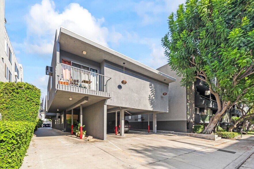 Building Photo - 714 W Knoll Dr