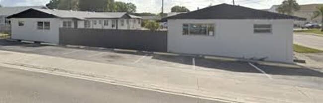 Building Photo - LARGE NEWLY RENOVATED 2 BEDROOM APARTMENTS Application fee is waived during move in