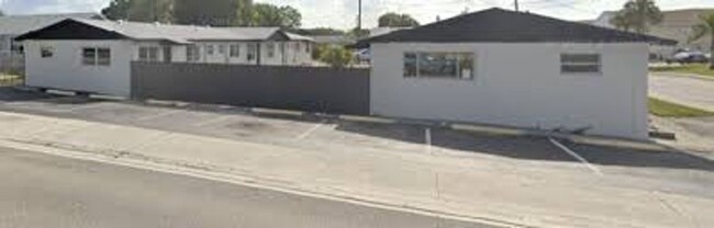Building Photo - LARGE NEWLY RENOVATED 2 BEDROOM APARTMENTS