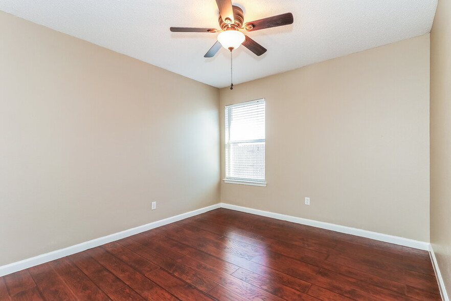 Building Photo - 528 Cambridge Dr