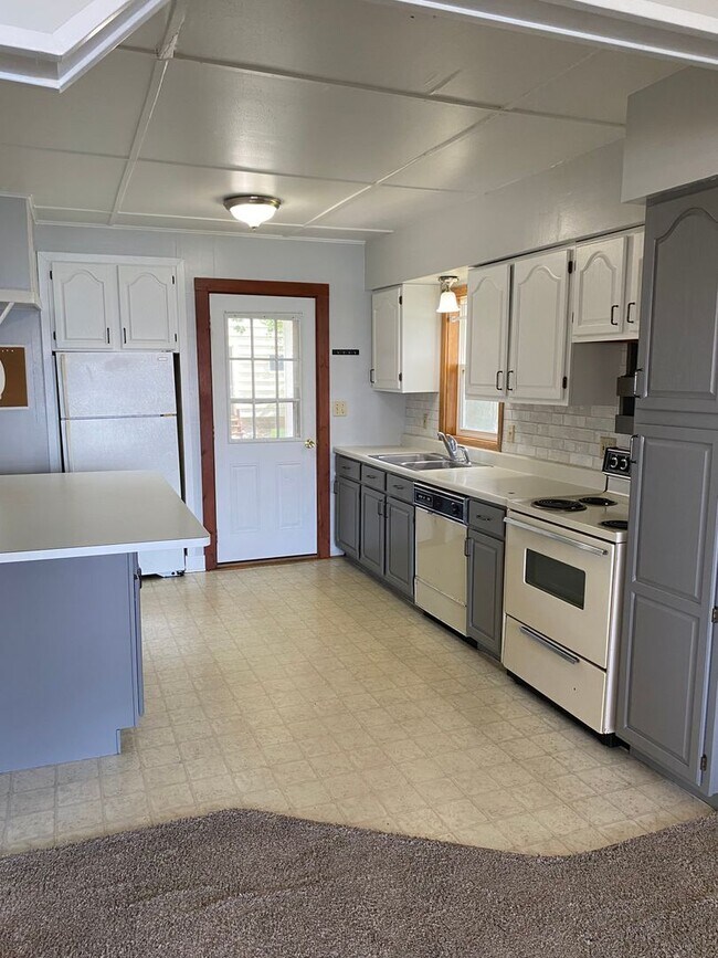 Building Photo - 2 BEDROOM LAKE HOUSE!