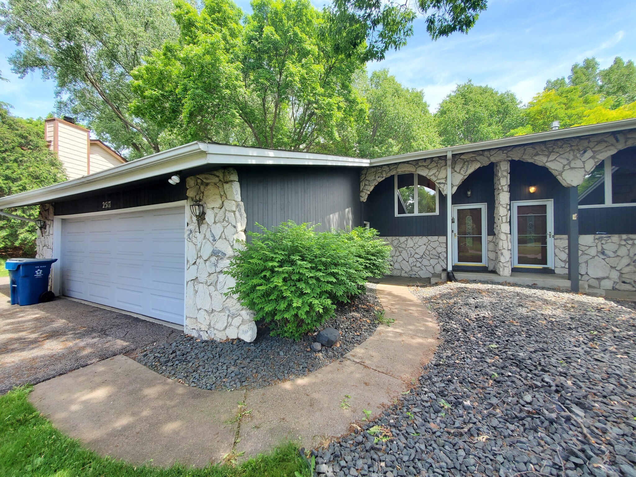 Building Photo - 2517 Cedar Hills Dr