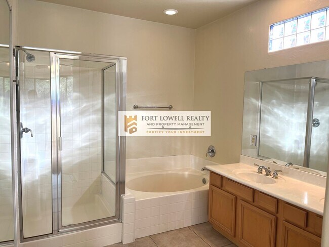 Building Photo - 3/2.5 2 car garage/washer/dryer/private yard